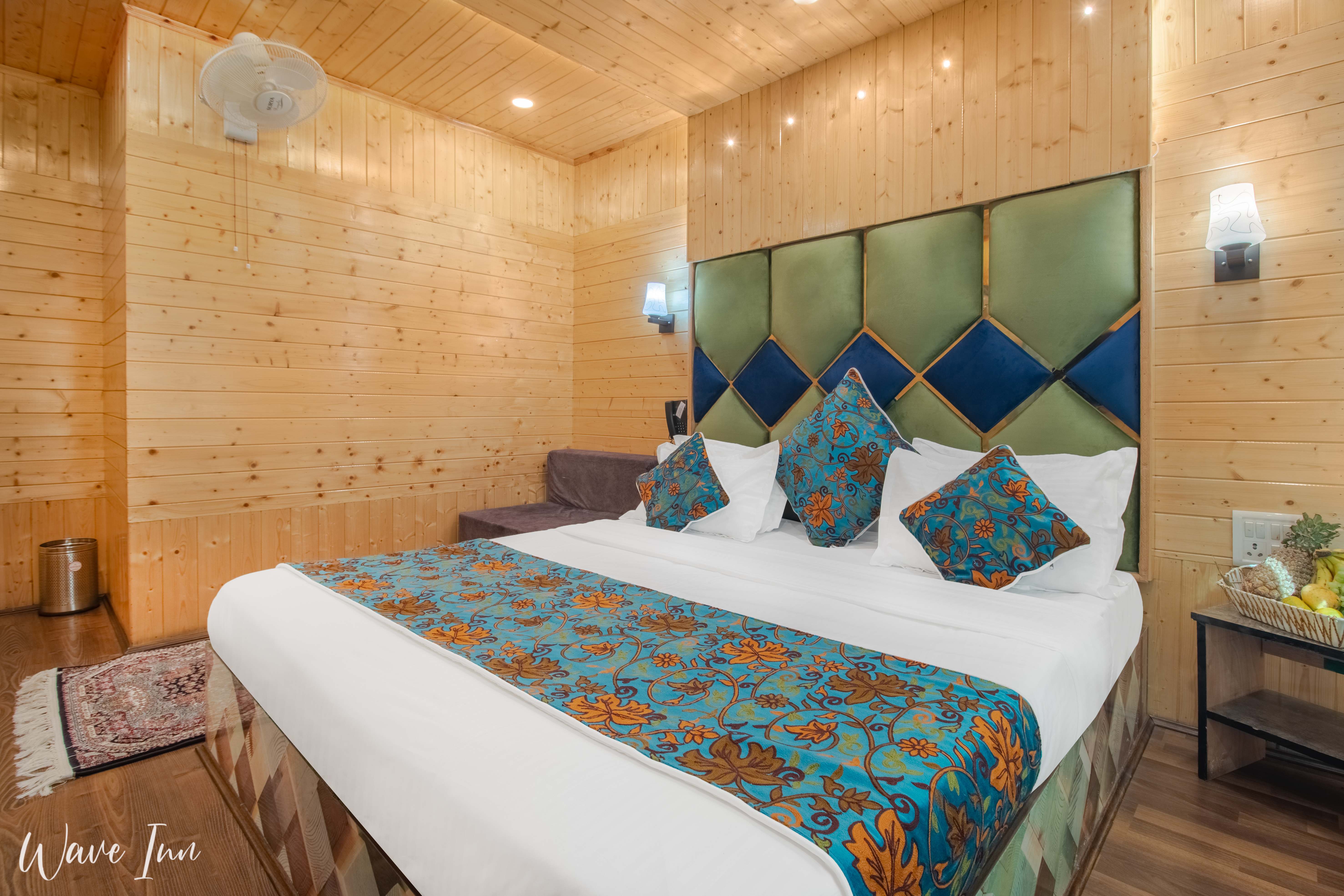 Room with TV and amenities